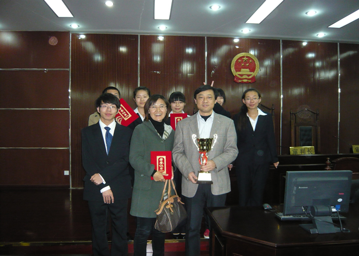 获得全省第二名的法学院模拟法庭团队的指导教师赵敏老师和王玫老师与同学们合影